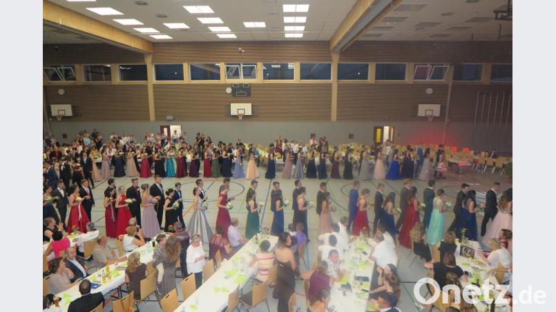 Mit einer Polonaise ziehen die Absolventen in die Mehrzweckhalle ein. Bild: jzk