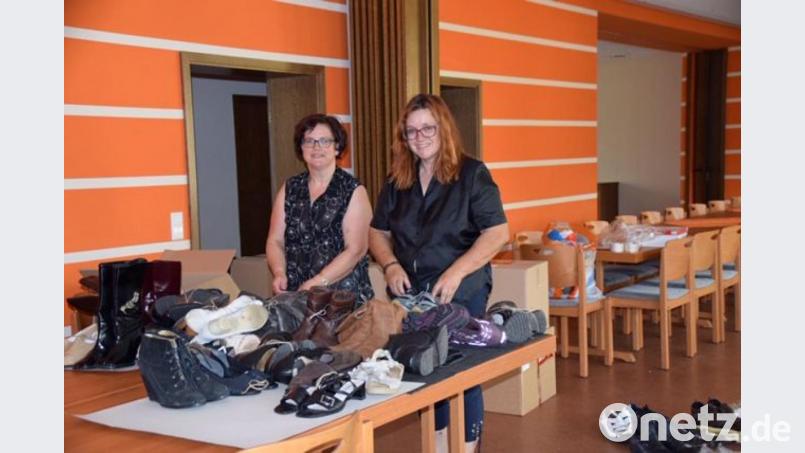 Agnes Härtl und Maria Reindl (von links) packen 500 Schuhe in Kartons. Bild: gz