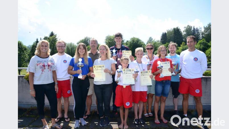 Zweite Bürgermeisterin Andrea Lang, Jugendwart Wasserwacht Christoph Müllhofer, von links) und Wasserwacht-Vorsitzender Martin Haberkorn (rechts) ehren die Sieger im Staffellauf Lisa Fink, Hans Messer Christine Hirnet und Luis Fink als &quot;Zottbachtalkrauler&quot;, die Einzelsieger Leonie Essler, Paul Bock, Susi Kreutzmeier, Jule Kreutzmeier und Thomas Enslein für ihre ersten Plätze und überreichten den Siegerpokal Stadtmeister. Bild: bey