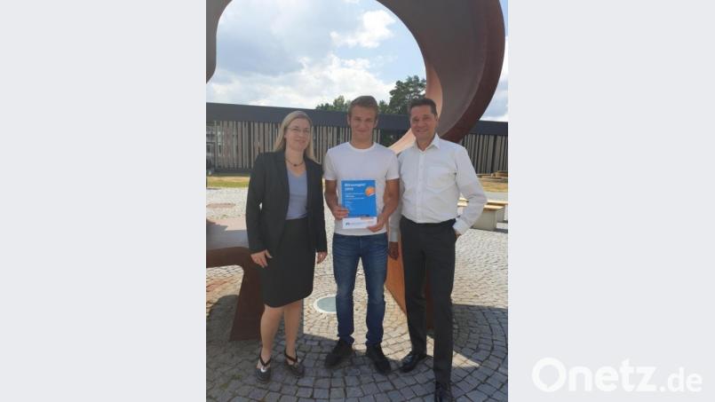 Katrin Fiedler von der Volksbank-Raiffeisenbank Nordoberpfalz und Professor Michael Hauer (rechts) beglückwünschen Leonard Denk. Bild: Institut für Vorsorge und Finanzplanung GmbH