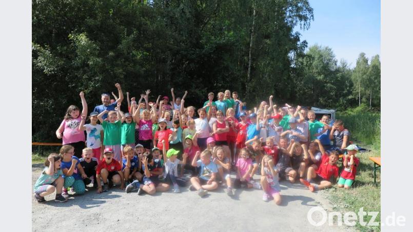 „Beim Laufen Spaß haben und damit kranken Kindern in Indien helfen“, ist das Motto des Benefiz-Laufs der Grundschule Kulmain. SChirmherr Gerd Schönfelder (hinten links) macht sich mit den Schülern mit auf die Strecke. Bild: jzk