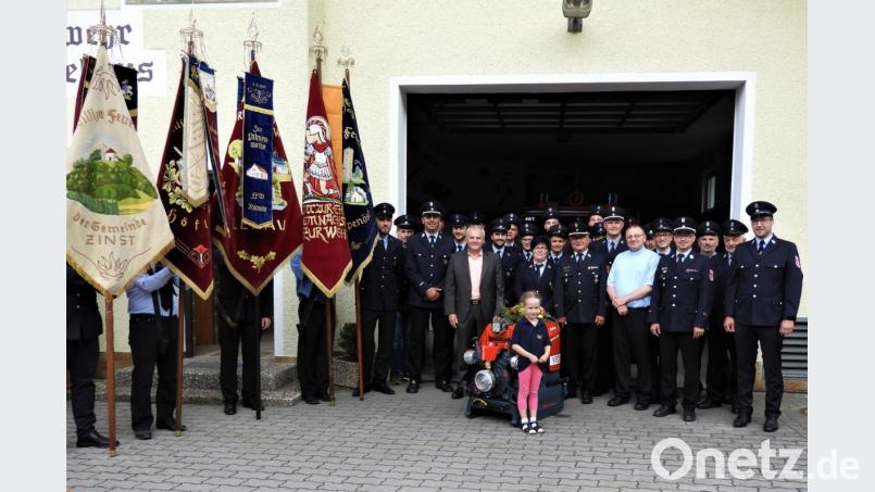 Pfarrer Markus Bruckner (vorne, Dritter von rechts) segnet die neue Pumpe der Feuerwehroberwappenöst, die Bürgermeister Günter Kopp (vorne, Dritter von links) offiziell in Dienst stellt. Von Patin Marlene Braun (vorne) erhält die Neuanschaffung den Vornamen. Bild: exb