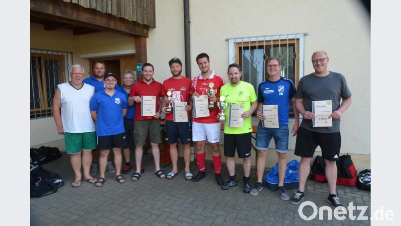 Rainer Klein, Robert Zirngibl, Sebastian Zanner und Helmut Süß (von links) überreichen Pokale und Urkunden an die Teams. Bild: fz