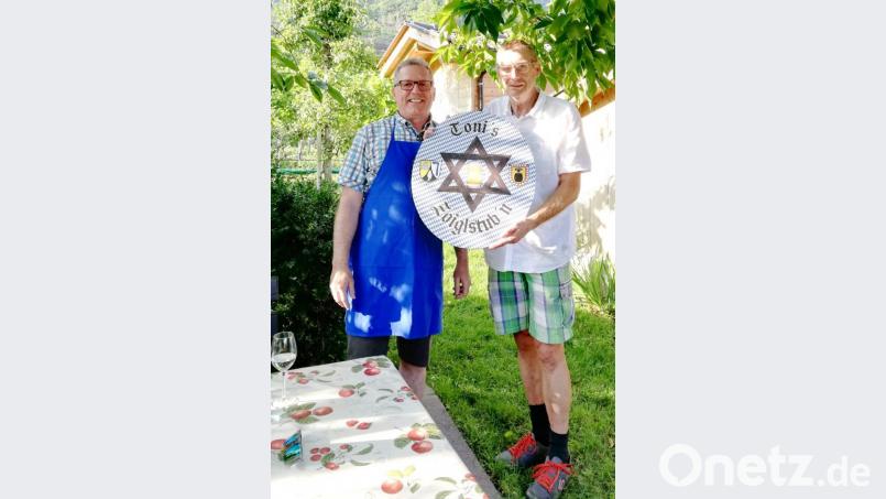 Dem Gastgeber und ehemaligen Gemeindeoberhaupt Toni Schrötter (rechts) übergab Reiseleiter und SPD-Vorsitzender Rudolf Teichmann ein Zoiglschild, passend zu dem mitgebrachten Fassbier aus der Oberpfalz. Schrötter versprach, das Emblem in seinen Räumen passend zu platzieren. Bild: war