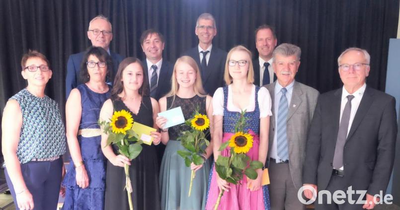 Drei Absolventinnen des Jahrgangs 2018/2019 der Naabtal-Realschule Nabburg – (mit Sonnenblume von links) Marina Dirschwigl (1,0), Sophie Martina Reseive (1,08) und Theresa Maria Manner (1,17) – nehmen die Spitzenplätze ein. Es gratulierten (von links) Elternbeiratsvorsitzende Bettina Berger, Direktorin Hannelore Reil-Heining, Matthias Sitzmann, Matthias Bösl, Bernd Schöttl, zweiter Konrektor Thomas Spörer, stellvertretender Landrat Jakob Scharf und Konrektor Johann Vollath. 	Bild: ohr Bild: ohr