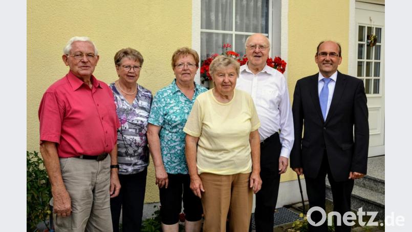 Pfarrer Konrad Kummer ( 2. v. re. ) zusammen mit von re., 2. Bürgermeister Josef Birner, seinen Schwestern Agnes und Elisabeth, sowie den Messnern Barbara Dolles und Alfred Hausmann. Bild: fdl