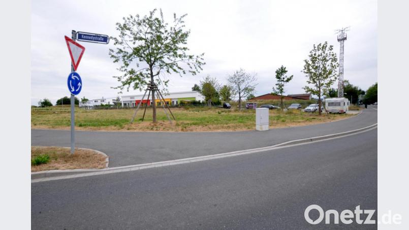 Auf dem ehemaligen Sportplatz der Möhlkaserne soll ein neues Baugebiet entstehen. Die Frage ist aber, wie die Bewohner vor dem Lärm der Autos zu schützen sind. Bild: Stephan Huber