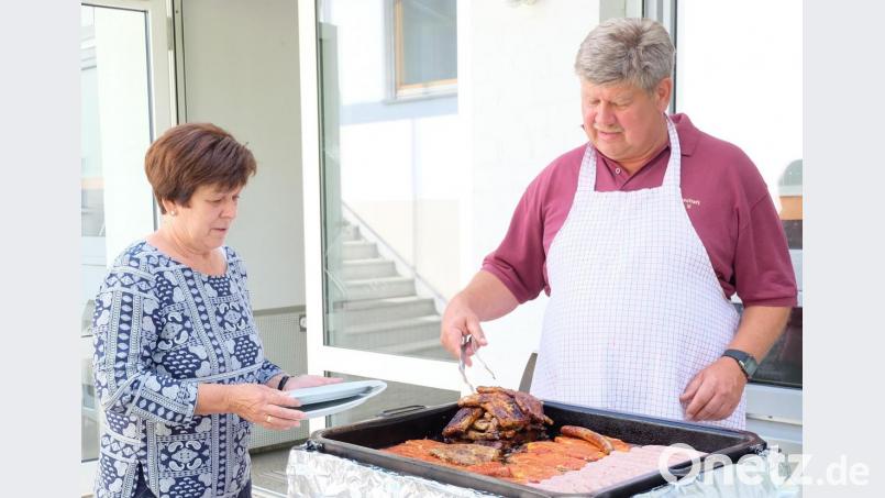 Bürgermeister Martin Schregelmann ist routinierter Grillmeister beim Seniorennachmittag. Bild: wlr