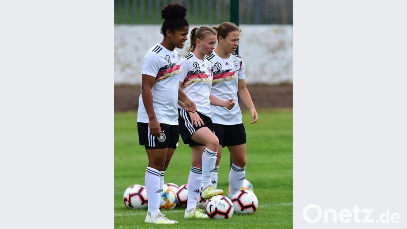 Laura Donhauser (Mitte) mit ihren Kolleginnen Shekiera Martinez (links) vom 1. FFC Frankfurt und Alicia-Sophie Gudorf (rechts, University of Central Florida). Bild: exb