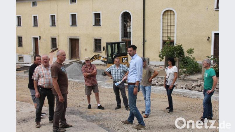 Auch in Guteneck holte sich die Delegation aus Thanstein Ideen für die künftige Gestaltung des Ortsbildes. Die Exkursion, an der auch Bürgermeister Walter Schauer (Dritter von links) und Landschaftsarchitekt Gottfried Plank (Fünfter von links) teilnahmen, leitete Bauoberrat Martin Stahr (Vierter von rechts). Bild: dl