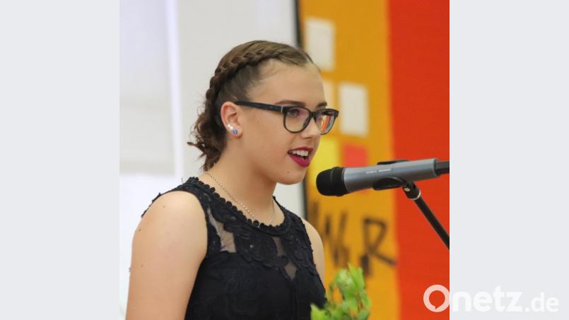 Schulsprecherin Mia Sperber erinnert an den Schultitel "Schule ohne Rassismnus". Bild: mfh