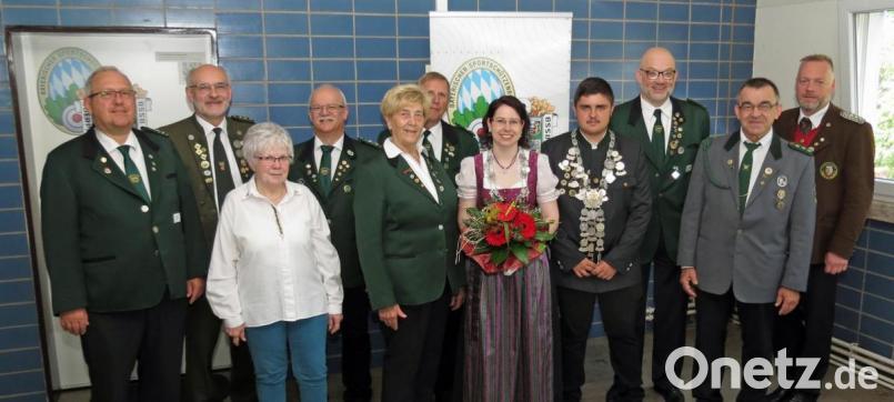 Einen würdigen Empfang bereitet der Oberpfälzer Nordgau Bezirksschützenkaiserin Monika Robl (Fünfte von rechts) und Bezirksschützenkönig Denis Weidner (Vierter von rechts) in der Geschäftsstelle in der Mehrzweckhalle. Bild: Dobmeier