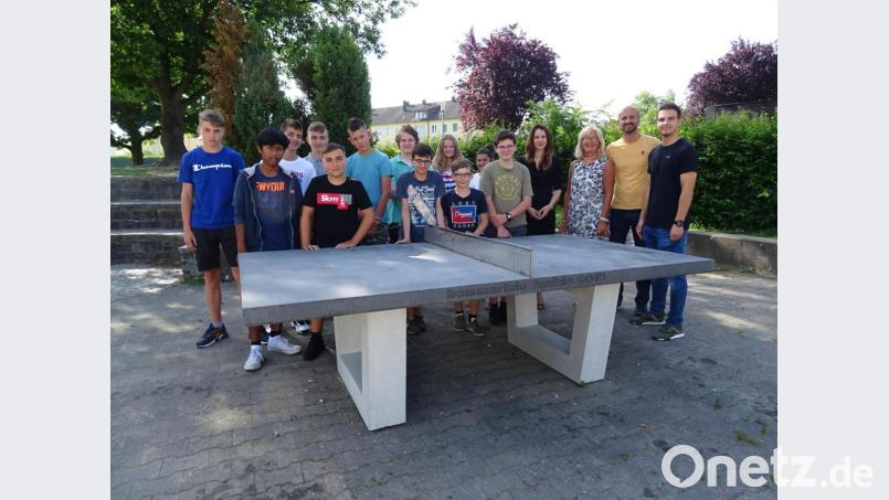 Stolz sind Schüler, Lehrkräfte und Rektorin Irene Träxler (Dritte von rechts) über die neue Tischtennisplatte. Bild: exb
