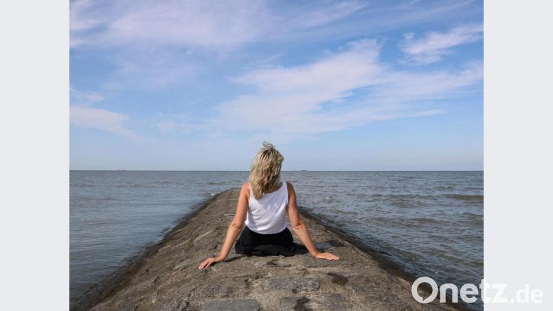 Der Blick in die Ferne übers Wasser – egal ob Meer, Fluss oder See – lässt uns ruhiger, kreativer und gesünder werden. Bild: contadora1999 – stock.adobe.com