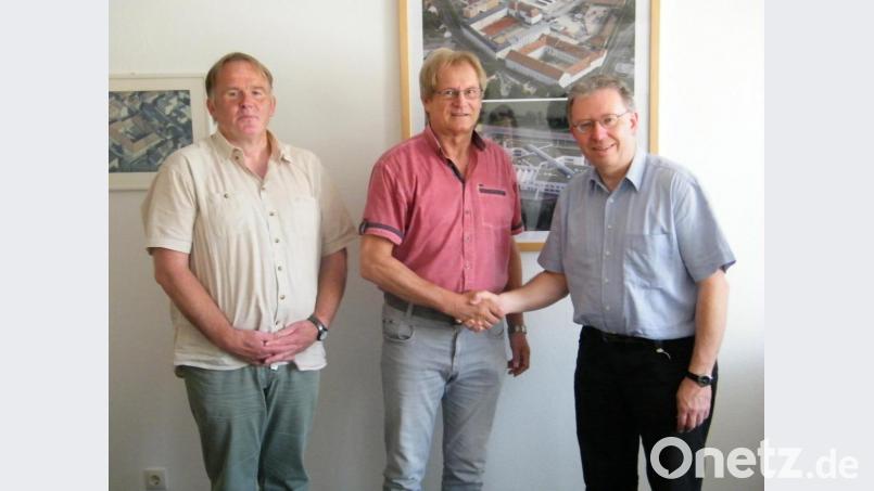 Sozialpädagoge Thomas Hartmann (links) und Abteilungsleiter Harald Bäumler (rechts) verabschieden Ferdinand Troglauer. Bild: exb