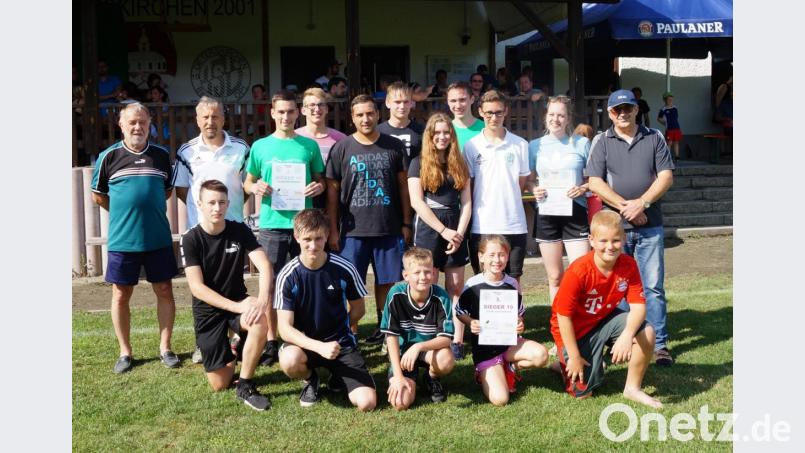 Die Sieger der zehnten Fußballgaudi erhielten Urkunden und Gutscheine aus der Hand von TSV-Vorstand Robert Becher (Zweiter von links). Bürgermeister Johann Graßl (links) und seine Stellvertreter Richard Brunner (nicht im Bild) und Michael Albang (rechts) waren die Schirmherren. Bild: weu