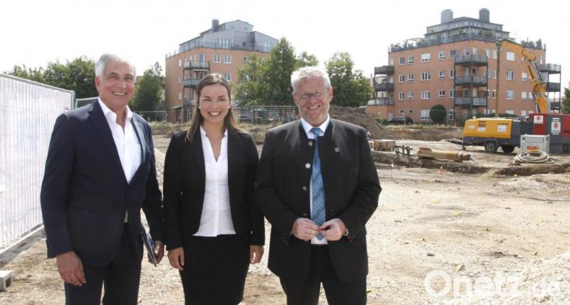 GBI-Aufsichtsratsmitglied Markus Beugel, Projektleiterin Julia Heilmann und Oberbürgermeister Andreas Feller (von links) nahmen den Spatenstich für die neue Wohnanlage un Schwandorf-Ettmannsdorf vor. Bild: Hirsch