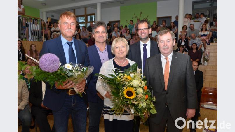 Realschuldirektor Andreas Meier und Konrektor Kilian Graber (von rechts) müssen zukünftig genauso wie Fördervereinsvorsitzender Martin Hanner und Elternbeiratsvorsitzender Otto Janner (von links) ohne Sekretärin Lydia Karl auskommen. Bild: dob
