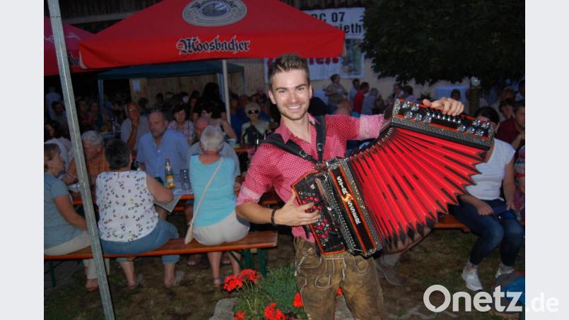 Einen großartigen Auftritt bietet Volksmusiker Andreas Hastreiter. Mit schwungvoller Musik auf seiner Steierischen und humorvollen Ansagen begeistert er das Publikum. Bild: grm