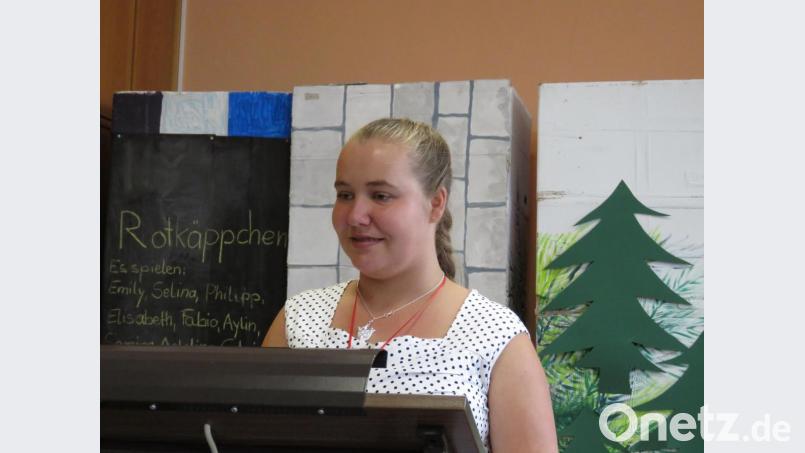 Absolventin Selina sprach für ihre Mitschüler ein paar Dankesworte an die Lehrer und die Schulleiterin. Bild: ubb