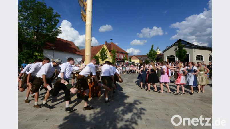 Vor der Bekanntgabe des neuen Oberkirwapaares wird noch einmal kräftig um den Kirwabaum getanzt. Bild: bey