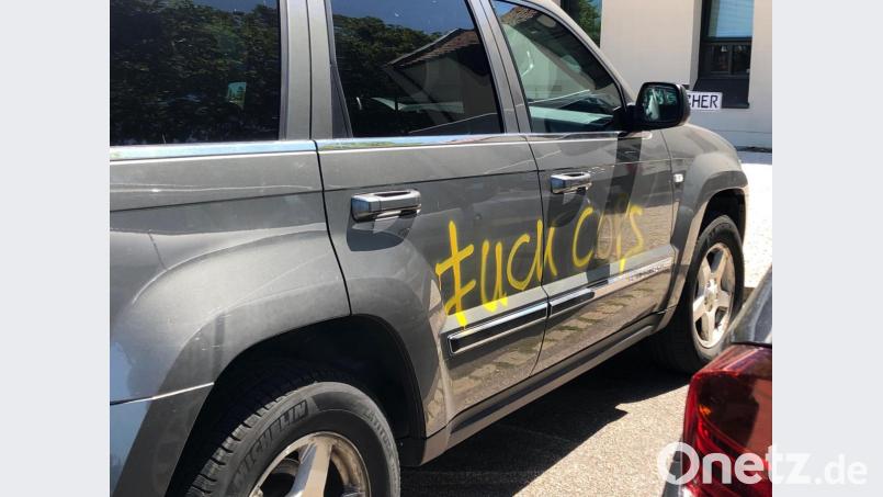 Ein Auto wurde in Neumarkt mit Graffiti-Sprühereien beschädigt. Bild: jma