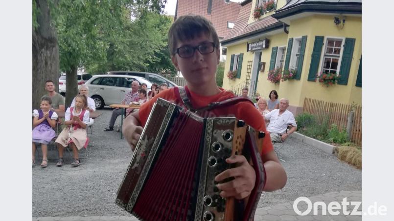 Nico Simon aus der 8. Klasse des Max-Reger-Gymnasiums versteht es bereits in jungen Jahren, auf der Steierischen zünftig aufzuspielen und das Publikum dabei bestens zu unterhalten. Bild: ads