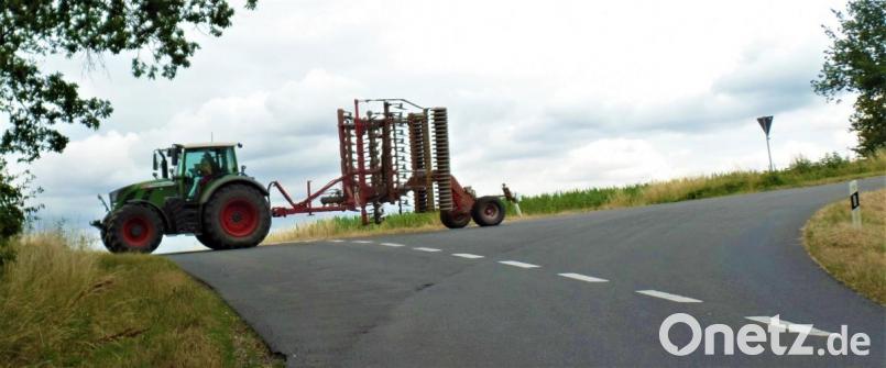 Ein schnelles Überqueren der Gemeindeverbindungsstraße von Kohlberg nach Luhe-Wildenau wird auf der Seebühl-Kuppe bald nicht mehr möglich sein. Die Einmündung nach Weißenbrunn (rechts) soll nach den Vorstellungen des Planungsbüros um etwa fünfzig Meter weiter in Richtung Luhe versetzt werden. Die gefahrenträchtîge Stelle ist mit einer Straßenabsenkung dann übersichtlicher. Bild: jml