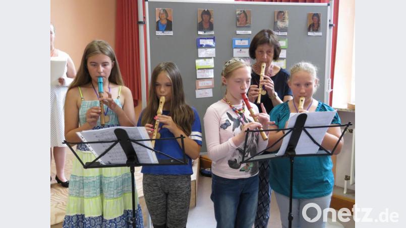 Die Flötengruppe spielte zwei Lieder. Bild: ubb