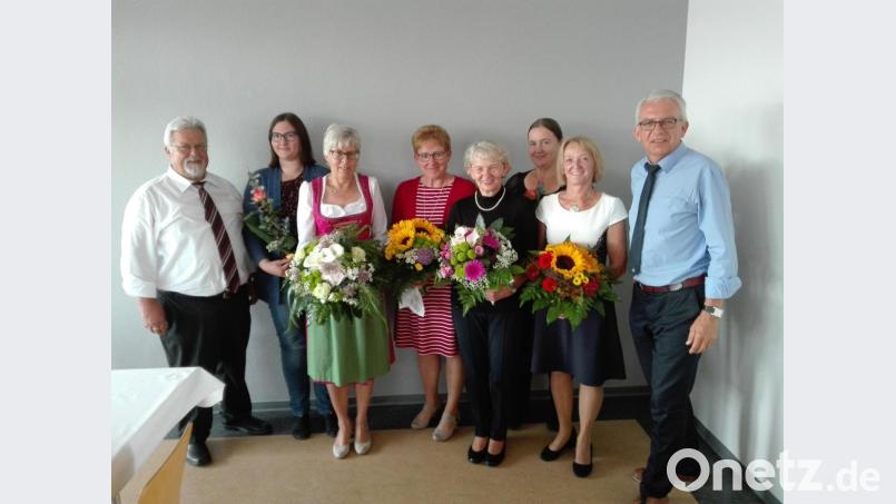 Pfarrer Pirner (von links) dankt Franziska Schmidt, Irmgard Weiß, Elisabeth Hero, Maria Brunner, Stefanie Lindner und insbesondere Gunda Argauer für ihre Arbeit. Kirchenpfleger Gerhard Hero (rechts) überreicht Blumen an die Helferinnen. Bild: hme