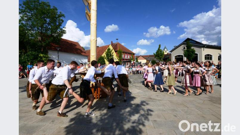 Vor der Bekanntgabe des neuen Oberkirwapaares wird noch einmal kräftig um den Kirwabaum getanzt. Bild: bey