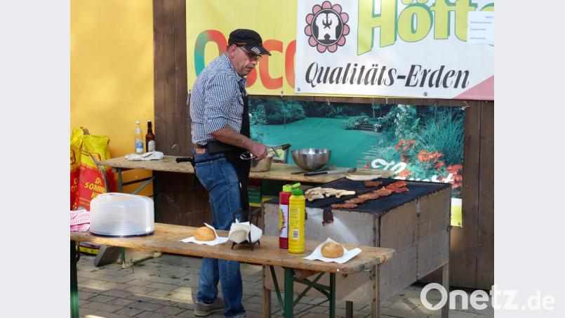 Einen &quot;heißen&quot; Job hatte Stellvertretender CSU Ortsvorsitzender Johann Paulus am Holzkohlengrill. Bild: hme