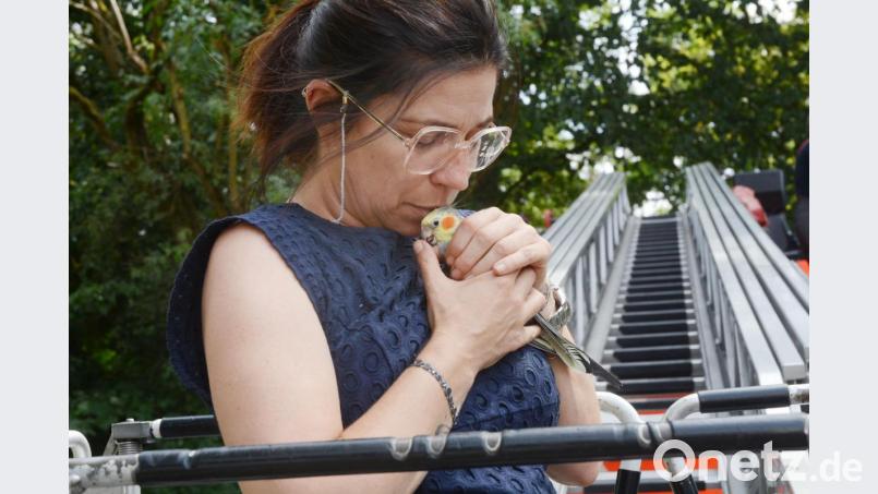 Tamara hält ihren Nymphensittich Coco nach der Rettung ganz fest. Bild: Gabi Schönberger
