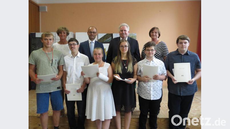 Die sechs Schüler Mauritio Rieß, Adrian Reiter, Selina Kuderen, Sandra Rupprecht, Pascal Wedlich und Ismael Burger (v. links) haben ihren Abschluss geschafft. Darüber freuten sich Schulleiterin Uschi Huber, stellvertretender Landrat Alfred Scheidler, Zweiter Bürgermeister Peter Gold und Klassenleiterin Veronika Gradl-Keis (hinten von links). Bild: ubb