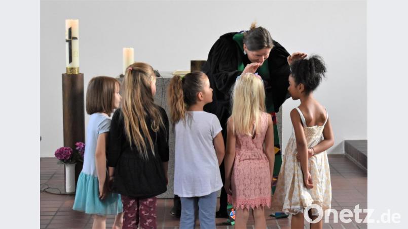 Pfarrerin Anne Utz segnet die Kinder im Familiengottesdienst. Bild: rgr