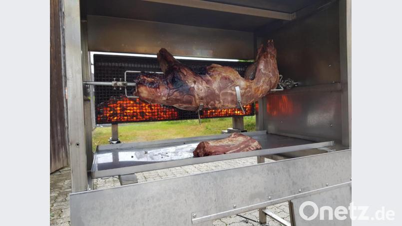 Eine Delikatesse wird zubereitet: Wildschwein vom Spieß! Bild: soj