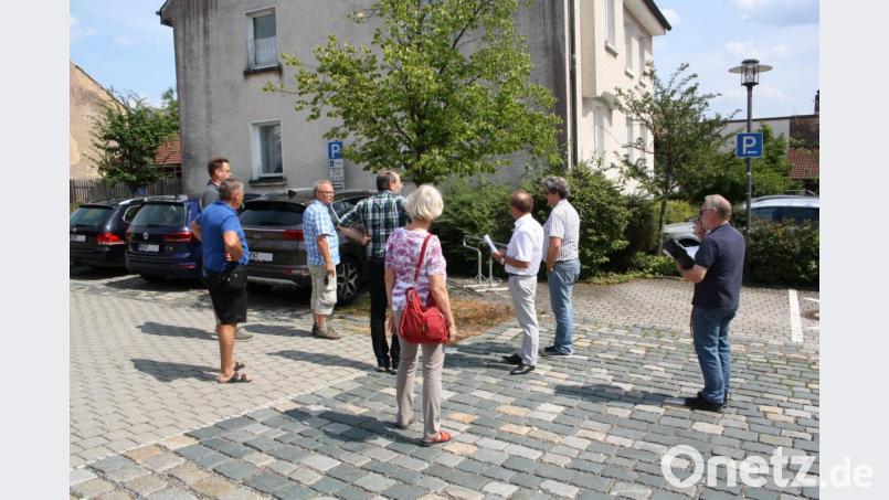 Für die geplante Pkw-Stromladesäule bestimmt der Bauausschuss einen Standort beim alten &quot;Kaplanhaus&quot;. Bild: bjp