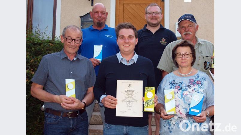 Schützenmeister Thomas Graf (hinten, Mitte) zeichnete mit Bürgermeister Erwin Geitner die Gewinner mit Pokalen und Urkunden aus. So Einzelmeister Martin Eichenseer (hinten, links), für die Besten der Mannschaftswertung (Fischereiverein) Herbert Wischniowski (hinten rechts), die Zweitbesten, die Blechmusischützen, Sebastian Zapf (vorne, Mitte) die Dritten, den CSU-Ortsverband, Bürgermeister Erwin Geitner sowie Evi Teich, die als zweitbeste Einzelschützin und für die Seniorenschützen des SPD-Ortsverbands beide Pokale in Empfang nahm. Bild: sön