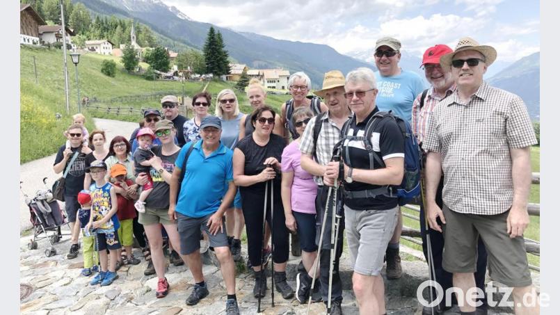Die Wandergruppe genießt eine Woche lang Südtiroler Panoramen. Bild: war