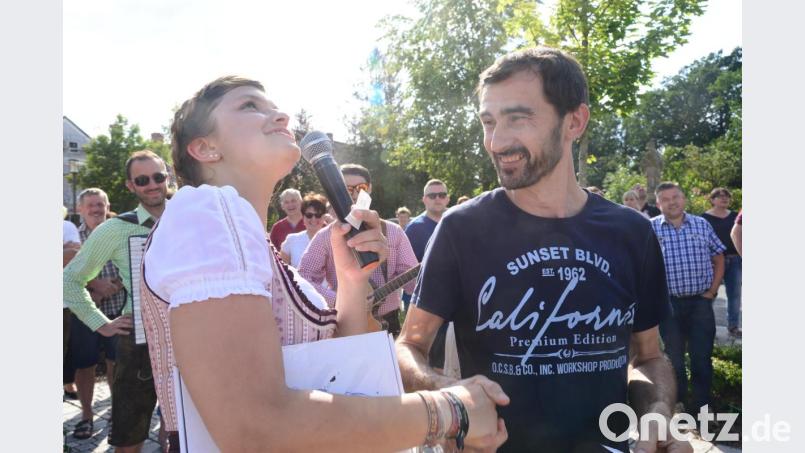 Stefanie Reil, Vorsitzende des Kirwavereins Pirk, schaut noch einmal in richtig Spitze des Kirwabaumes. Der Gewinner des Baumes, Hans Eckl, wird das Prachtstück in wenigen Wochen abholen. Bild: bey