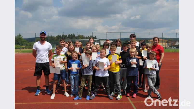 Sportbeauftragter Frank Prechtl (links) und Förderschulrektorin Franziska Schubert (links) überreichen die Urkunden. Bild: ak