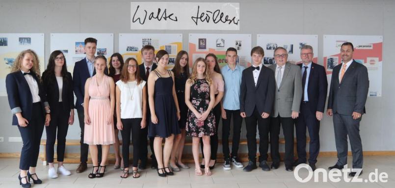 Die Schülerinnen und Schüler mit einem Notendurchschnitt von 2,0 und besser im Abschlusszeugnis mit dem stellvertretenden Landrat Hans Kummert, Bürgermeister Michael Göth und Schulleiter Martin Zimmermann.. Bild: mfh