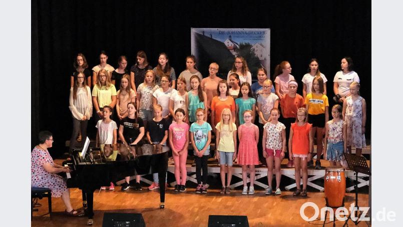 Musikalisches war auf der Bühne im Gerhardinger-Saal geboten. Bild: Peter Ringeisen/exb