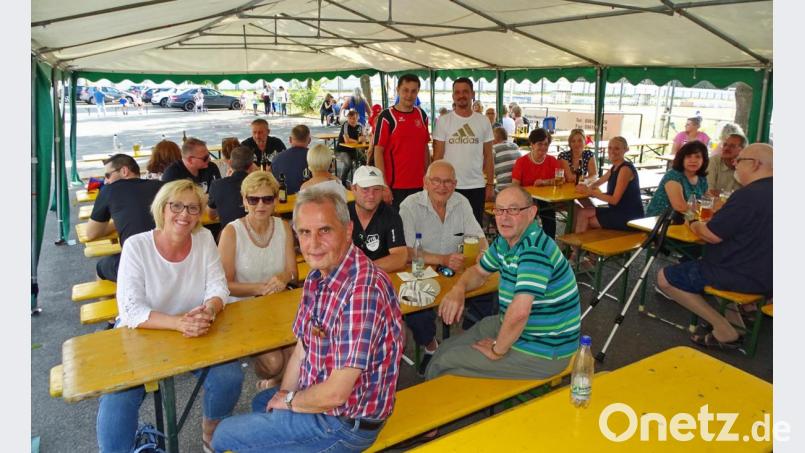 Gemeinsam feiern erstmals der VfB Weiden und die Narrhalla das Sportplatzfest mit (stehend, links) VfB-Vorsitzendem Stephan Gollwitzer und (rechts) Narrhalla-Präsident Christian Würdinger sowie Narrhalla-Fördervereinsvorsitzenden Horst Fuchs (vorne, sitzend). Bild: Dobmeier