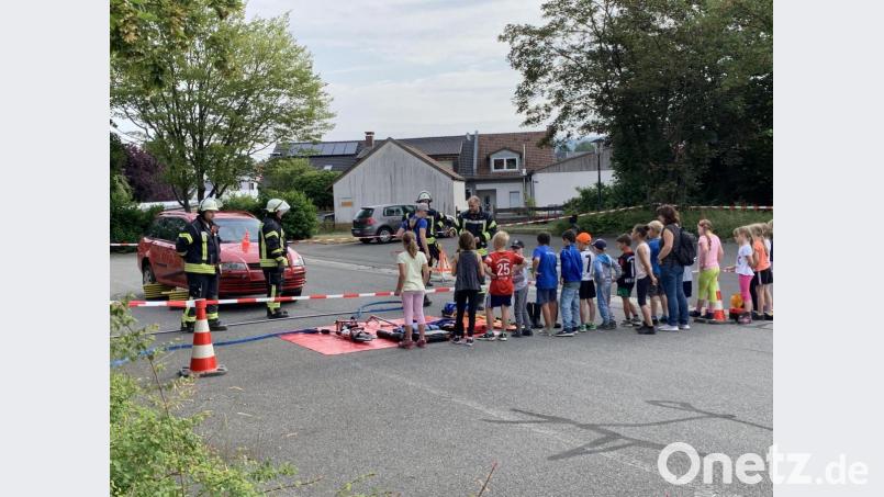Bei der Feuerwehr ging es bei einer &quot;Personenrettung&quot; zur Sache. Die Schüler sahen genau zu. Bild: omu