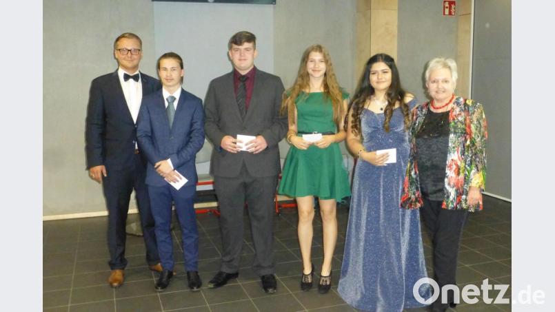 Die Jahrgangsbesten zwischen ihren beiden Klassenleitern Fabian Siegert und Margrit Brunk-Jedich (von links): Sergej Popov, Sascha Panjuschkin, Melanie Münch und Sinem Sahan. Bild: Dreifaltigkeits-Mittelschule/exb