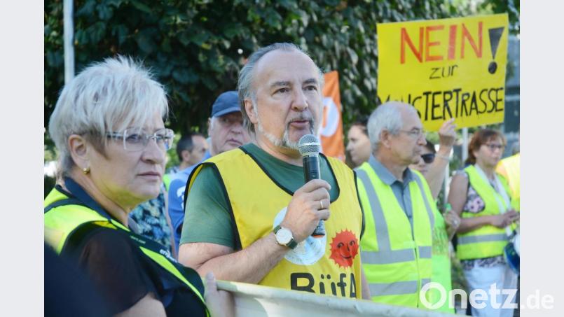 Demonstration gegen die geplante Stromtrasse Süd-Ost-Link vor der Max-Reger-Halle. Bild: Gabi Schönberger