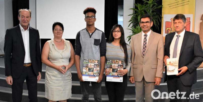 Bei der Entlassfeier der Neuntklässler werden Natalia Tristan (Dritte von rechts) und Tyrese Okuefuna (links daneben) von Herbert Meier (links) als Jahrgangsbeste ausgezeichnet. Auch Klassenlehrerin Iris Eckert (Zweite von links) sowie von Bürgermeister Edgar Knobloch und Rektor Thomas Schmidt (von rechts) gratulieren zu den Erfolgen. Bild: rgr