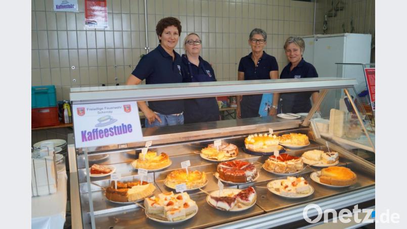 Eine große Auswahl von 40 gespendeten Kuchen und Torten sowie über 60 Kücheln bieten Moni Dobmeier, Monika Wolf, Monika Erdmann und Claudia Steiner (von links) den Besuchern am Buffet in der Fahrzeughalle an. Bild: du