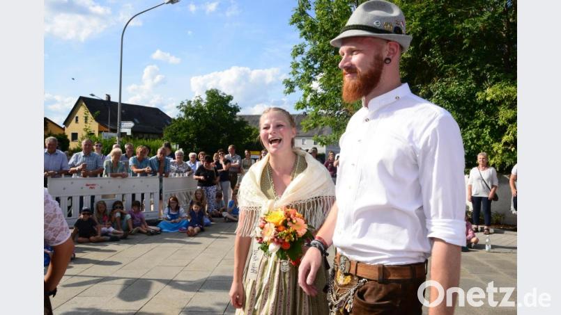 Johanna Kick und Raphael Landgraf sind das neue Oberkirwapaar des Kirwavereins Pirk. Unter großem Hallo kommt der richtige Blumenstrauß "durch Zufall" in die Hände des neuen Kirwapaares. Bild: bey